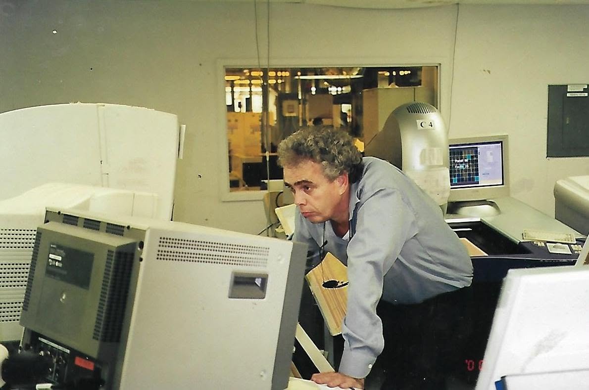 צביקה רוסמן, מייסד CosWeb, בעבודה על מערכות